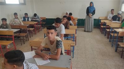 طلاب الشهادة الإعدادية بكفر الشيخ يؤدون امتحان العلوم والتربية الفنية اليوم