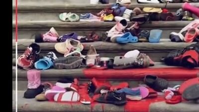 أحذية ملطخة بلون الدم على عتبات جامعة كندا للتنديد بالعدوان الإسرائيلي على غزة