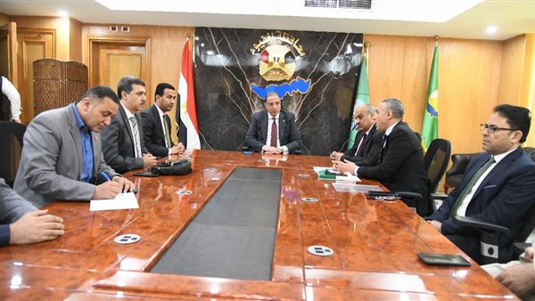 محافظ الفيوم يسلم