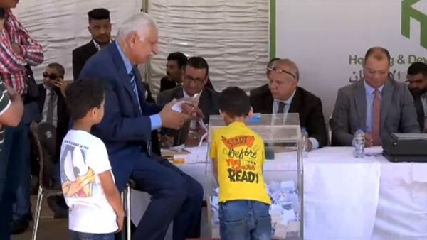 أثناء سحب القرعة