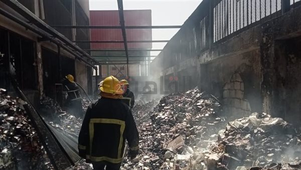 حريق داخل مخزن مصنع