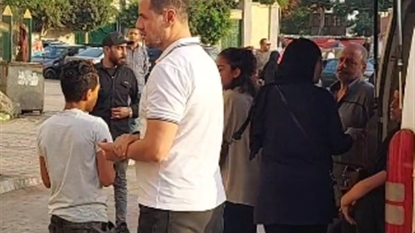 وصول جثمان زوجة الفنان