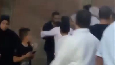 انهيار محمد عدوية لحظة دفن جثمان والدته 