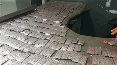 جمارك الطرود البريدية تحبط محاولة تهريب 3995 قرص ترامادول مخدر