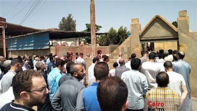 المئات بالمنوفية يشيعون جنازة السيدة المتوفاة بحادث انقلاب سيارة مع زوجها بالسعودية