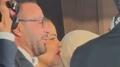 بعد شائعة انفصالهما.. أحمد السقا يرقص مع زوجته في حفل زفاف ريم سامي| فيديو