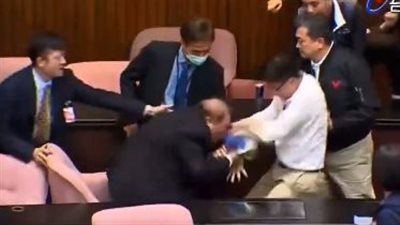 لعدم إقرار القانون.. نائب بالبرلمان التايواني يسرق أوراق اقتراع من رئيس الجلسة ويهرب