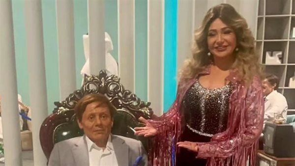 ليلى علوي مع تمثال