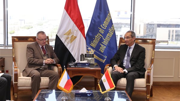 وزير الاتصالات وسفير