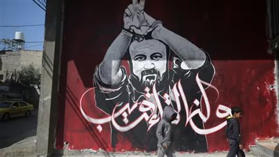 مصاب بخلع في الكتف.. محامي الأسير الفلسطيني مروان البرغوثي يكشف تفاصيل حالته الصحية بعد تعرضه للتعذيب