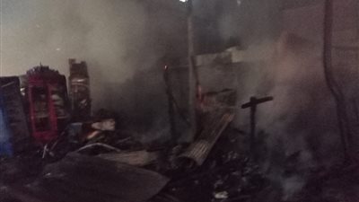 ماس كهربائي وراء اشتعال النيران في أكشاك مجاورة لمدرسة بشبرا بالقليوبية والدفع بـ 7 سيارات إطفاء 