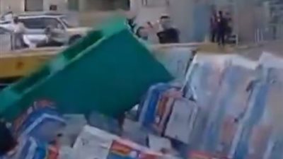 مستوطنون يهاجمون شاحنات مساعدات لمنعها من الوصول إلى قطاع غزة