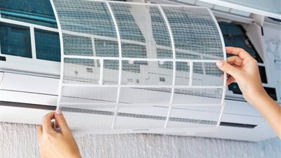 مع ارتفاع درجات الحرارة.. تعرف على طريقة تنظيف فلاتر التكييف بسهولة بنفسك