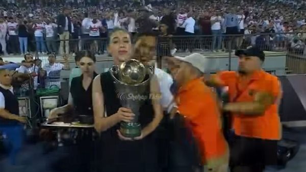  مشهد سقوط فتاة بكأس