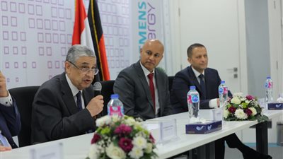 وزير الكهرباء يشهد احتفالية تدشين تشغيل نظام الطاقة الشمسية الكهروضوئية
