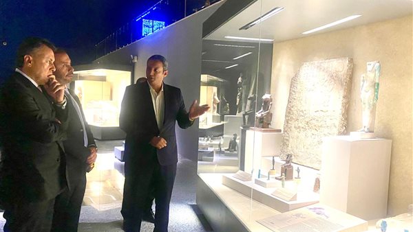 وزير السياحة في متحف