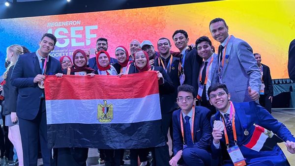 جانب من الطلاب الفائزين