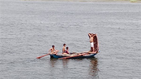 مواطن يصطحب أبناءه