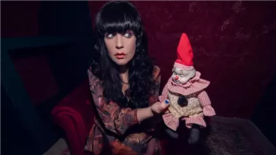 بريطانية تتزوج من شبح وتتبنى دمية مهرج ممسوسة.. ما القصة؟ 