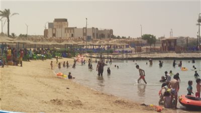 إقبال كبير على شواطئ الغردقة.. وإشغالات الفنادق تصل لـ 75% بسبب ارتفاع درجات الحرارة