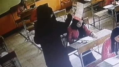 كنت بخفف عنهم حرارة الجو.. أول تعليق من معلمة فوة عن فيديو التهوية على الطالبات| خاص