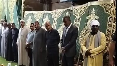 يغلبه الحزن.. ربيع ياسين يتلقى واجب العزاء في شقيقه بمسقط رأسه | بث مباشر