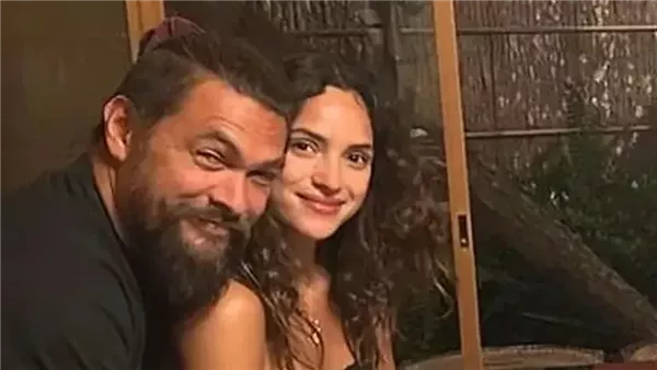 جيسون موموا رفقة