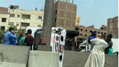 إصابة 28 عاملًا في انقلاب سيارة أعلى المحور بالإسماعيلية 