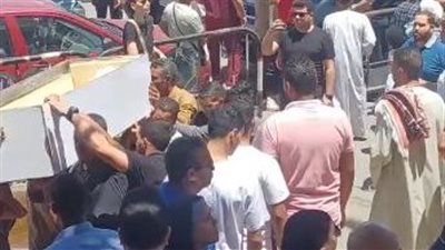 الحزن يسيطر على الفنان مدحت صالح خلال خروج جثمان شقيقه من مسجد الحصري| بث مباشر 