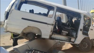 مصرع وإصابة 13 شخصًا في حادث اصطدام ميكروباص برصيف بالجيزة