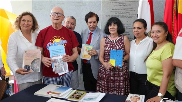 وفد إسباني يزور مكتبة