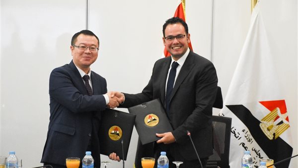 جانب من التوقيع