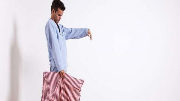 زوج يسير وهو نائم