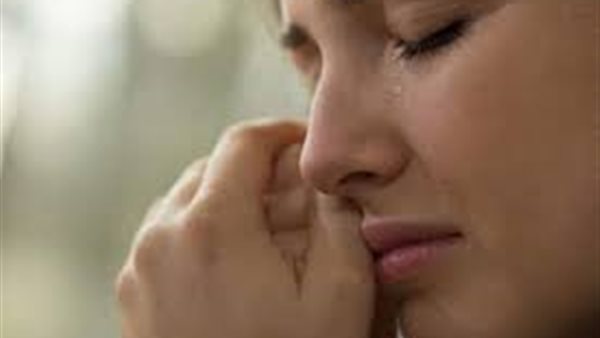 سيدة تبكي- تعبيرية