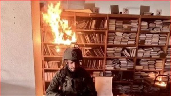  حرق مكتبة جامعة