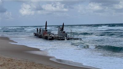 وصل لإسرائيل.. الأمواج تجرف أجزاء من الميناء الأمريكي العائم في غزة