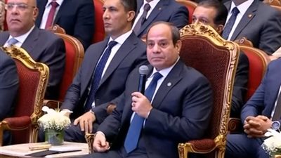السيسي لـ مستثمر: متبصش في الورقة وكلمني عن تجربتك.. عايزين نزود الإنتاج