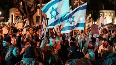 بمياه الصرف الصحي.. مواجهات بين شرطة الاحتلال ومتظاهرين طالبوا بإقالة الحكومة في تل أبيب