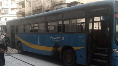 البحث الجنائي يعاين حريق أتوبيس نقل عام بالإسكندرية