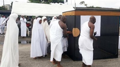 فيديو لمجسم يشبه الكعبة ويطوف حوله أشخاص بملابس الإحرام في نيجيريا يثير ضجة