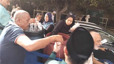 ماليزيون يوزعون المياه في جنازة الشيخ محمد عبد الباعث الكتاني بالإسكندرية | صور