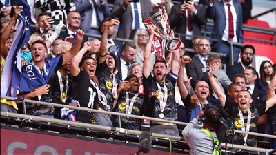 ساوثهامبتون يتأهل إلى الدوري الإنجليزي الممتاز بعد الفوز على ليدز