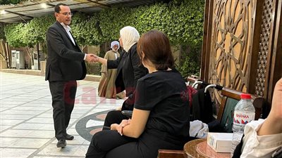 بدء عزاء شقيقة الفنانة لبنى عبد العزيز بمسجد الحامدية الشاذلية