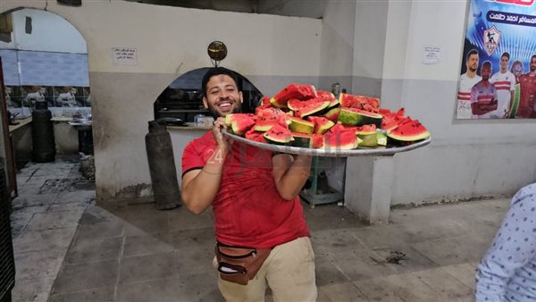 توزيع بطيخ عقب فوز