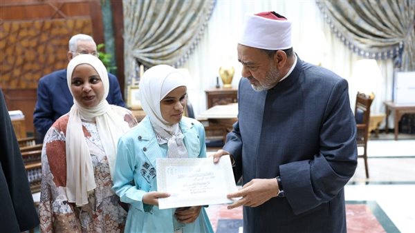 الإمام الأكبر يكرم