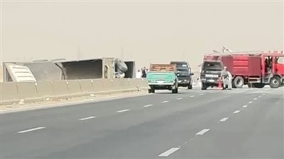 غلق جزئي لطريق القاهرة - السويس بسبب انقلاب سيارة نقل | بث مباشر