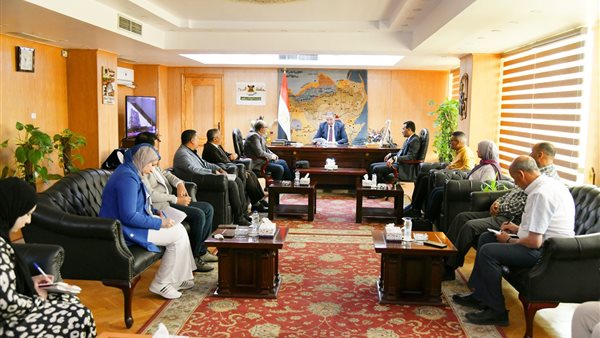 محافظ الفيوم يناقش