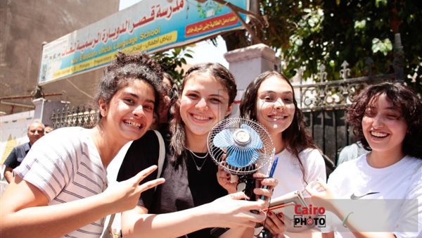 طالبة بالمروحة من