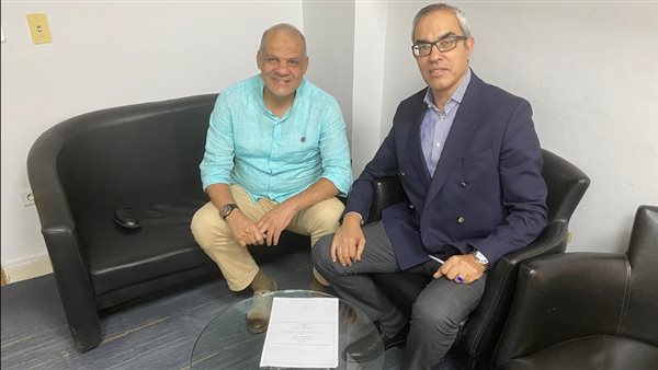 مجدي طلبة خلال توقيع