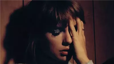 قبل حفلها في إسبانيا.. ما هي متلازمة الشخص المحتال التي تعاني منها تايلور سويفت؟